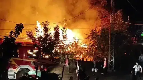Denizli'de geceyi aydınlatan kabus: Baba ve oğlunun evi alevlere teslim oldu