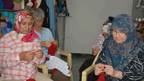 Demirci’de 15 Kadının 10 Günlük Emeği: 3 Kilo İple Örülen Dev Bayrak Göğüs Kabarttı