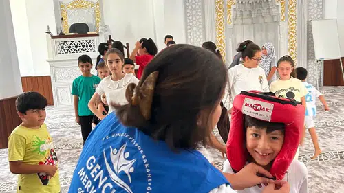 Menteşe’de gönüllü gençlerden çocuklara oyun dolu sürpriz