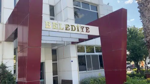 Seferihisar’da Rüşvet Operasyonu Büyüyor: Eski Başkanın ve Yardımcısının Makam Şoförleri Gözaltında