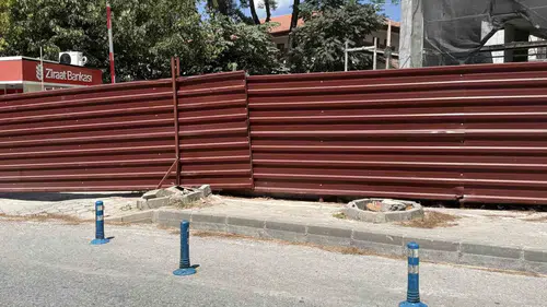 Menteşe’de tehlike saçan ağaçlara belediye neşteri: Yerine yenileri dikilecek