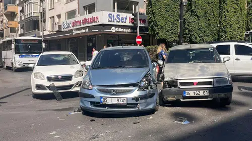 Efeler’de Kavşakta Üç Araç Birbirine Girdi: Ölen ya da Yaralanan Yok