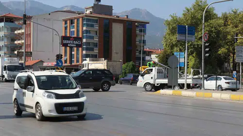 Denizli’de trafik kuralları hiçe sayılıyor: Kavşak adeta kaza fabrikasına döndü