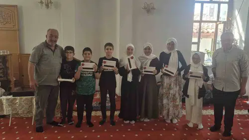 Sandıklı’da cami eğitimi şenliğe dönüştü: Minik öğrencilere sürpriz ödüller