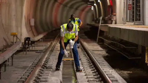 İzmir metrosunda sessiz nöbet: Gün ağarmadan hijyen operasyonu