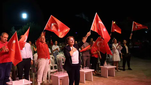 Didim’de 104. Yıl Coşkusu: Fener Alayı’ndan İzmir Marşı’na Zafer Yürüyüşü