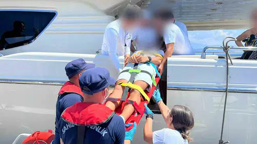 Fethiye açıklarında acil durum: Teknedeki yaralı için zamanla yarıştılar