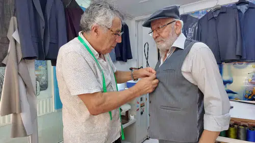 Yarım asırlık usta iğne ipliği bırakmıyor: Efe kıyafetleri onun elinde hayat buluyor