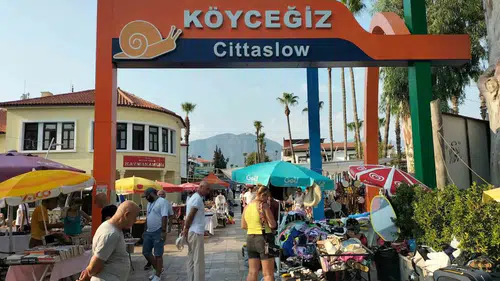 Köyceğiz'de Pazar Esnafı Kavurucu Sıcaklarla Mücadele Ediyor: Tezgahlar Boş Kaldı