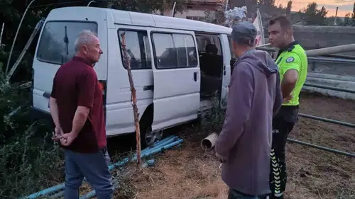 Bahçeye dalan minibüs alev aldı: Ev sahiplerinin soğukkanlı müdahalesi faciayı önledi
