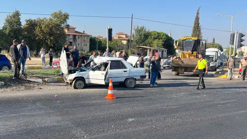 Salihli'de Işıklı Kavşakta Feci Çarpışma: Motosiklet ve Otomobil Kafa Kafaya Geldi, 2 Kişi Hayati Tehlikeyle Hastaneye Kaldırıldı