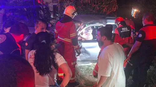 Datça’da korkutan kaza: Sürücü araçta böyle mahsur kaldı