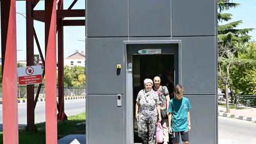 Kuşlubahçe’de asansörlü dönem: Üst geçit çilesi tarihe karıştı