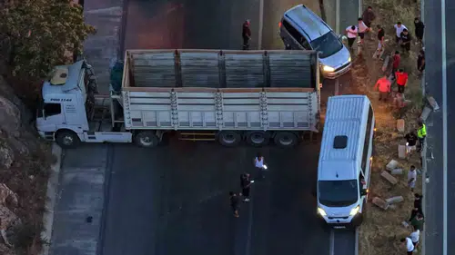 Muğla-Aydın karayolunda tır dehşeti: Dev araç yolu trafiğe kapattı