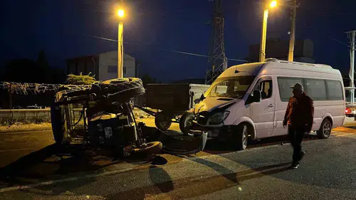 Şuhut yolunda korkutan kaza: Traktör ile minibüs çarpıştı