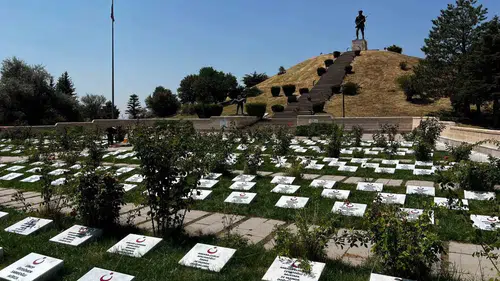 Genç ellerden vefalı dokunuş: 510 şehidin mezar taşına yeniden hayat verdiler