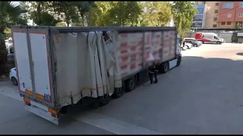 Denizli'de kaçakçılara geçit yok: İzolasyon malzemeleri arasına gizlenmiş dev sevkiyat yakalandı
