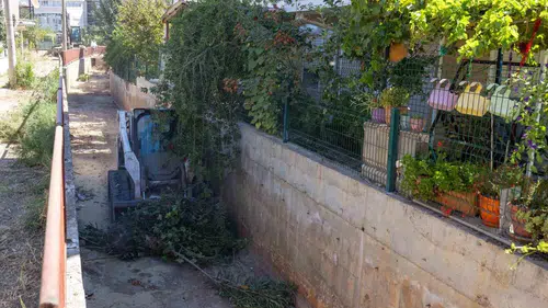 İzmir’in kıyı ilçelerinde taşkın nöbeti: 7 bin ton taşla önlem alındı