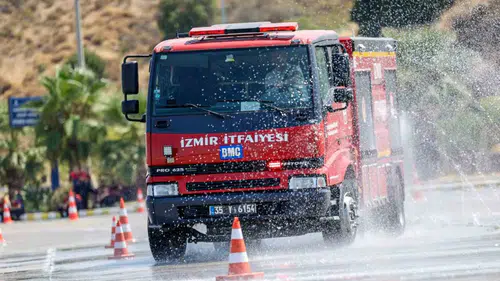 Tonlarca ağırlıktaki itfaiye araçlarına profesyonel dokunuş: İzmir’de zorlu sürüş sınavı