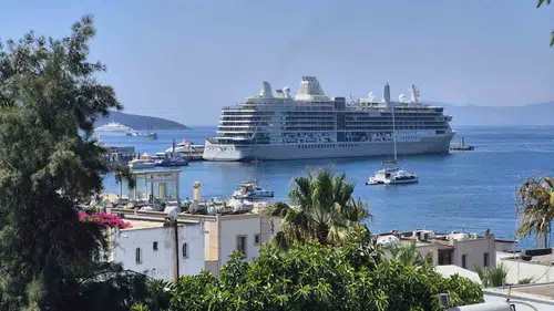 Bodrum turizminde hareketli gün: Dev yolcu gemileri binin üzerinde misafir ağırladı