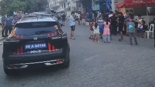 Kuşadası’nda Telefon Görüşmesi Sokak Ortasında Kurşun Yağmuruna Dönüştü: Bir Kişi Yaralı, 14 Yaşındaki Çocuk Da Saçmalardan Etkilendi