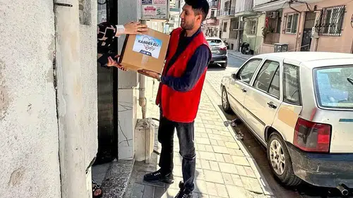 Efeler’de Kardeş Eli Projesi büyüyor: Gıda kolileri hanelere ulaşmaya devam ediyor