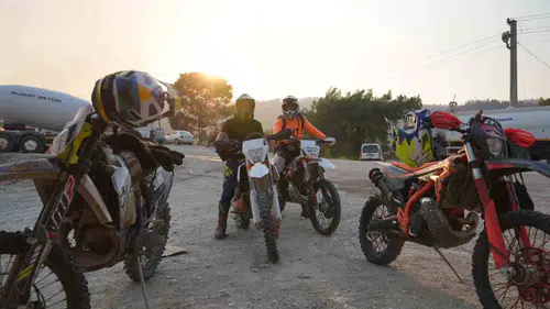 Alevlerin Arasında Bir Umut: Enduro Pilotları İkmal İçin Tepelerde