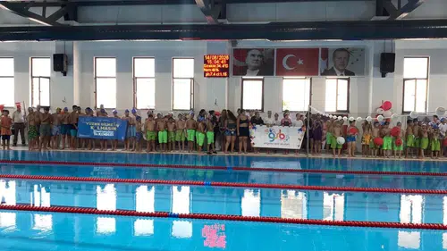 Söke’de yazın finali havuzda yapıldı: 160 genç kulaç atmayı öğrendi