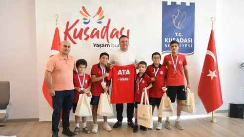 Kuşadası'nın Minik Güreşçilerinden Tarihi Başarı: Kupa ve Madalyalar Başkan Vekili Demirtaş'ı Gururlandırdı