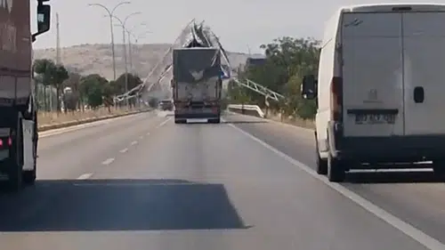 Sandıklı’da Sürücünün Unuttuğu Damper, 6 Metrelik Tabelayı Biçti