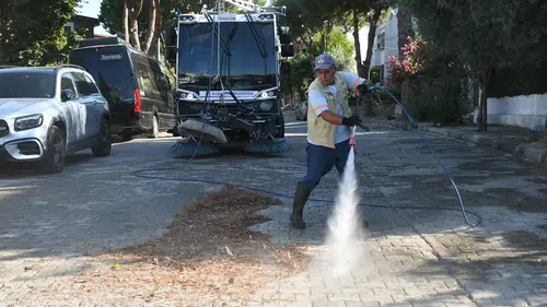 Turizm merkezinde hijyen alarmı: Ekipler sokak sokak temizliyor