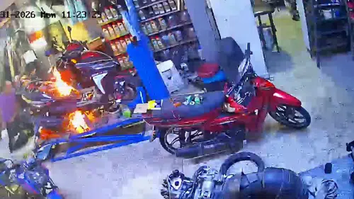 Kula’da Tamir Sırasında Alev Alan Motosiklete Müşteriden Sıra Dışı Müdahale