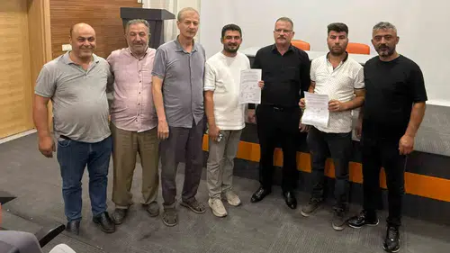 Kula Belediyesi'nde kriz: Komisyon üyeleri kapı dışarı edilince toplantıyı sokakta yaptılar