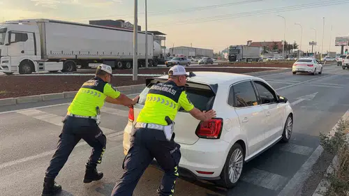Bolvadin yolunda imdatlarına jandarma yetişti: Arızalı araç güvenli bölgeye alındı