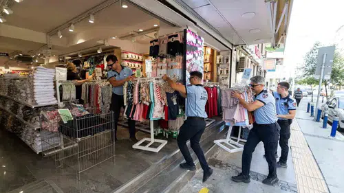 İzmir'de yaya yolu seferberliği: Kaldırımlar asli sahiplerine bırakılıyor