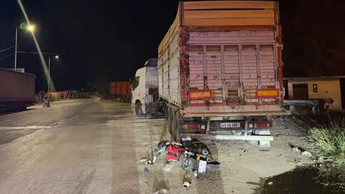 Manisa'da acı kaza: Motosikletli sürücü park halindeki tıra çarparak can verdi