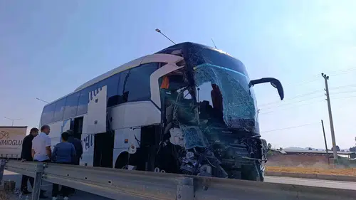 Afyonkarahisar yolunda acı bilanço: Otobüs ve kamyonet çarpıştı