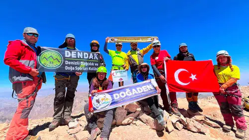 Denizlili dağcılar Türkiye’nin çatısında: 19 saatlik dev mücadele zaferle bitti