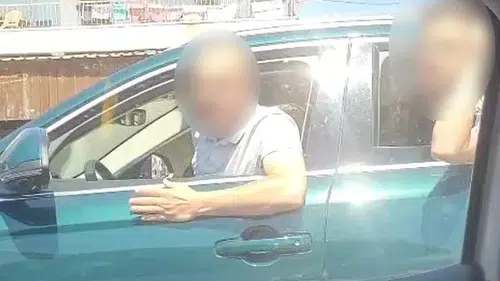 İzmir otoyolunda dehşet anları: Trafikte taşlı saldırı kamerada