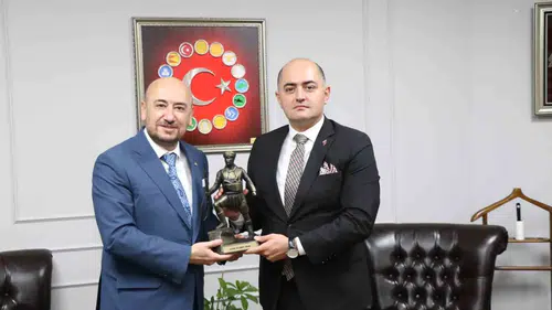 Aydın’ın Gururu Yeni Başsavcıya Tanıtıldı: İncir ve Efe Heykeli Takdimi