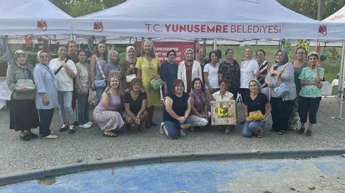 Yunusemre’de kadınların el emeği kazanca dönüşüyor: Gece pazarına yoğun ilgi