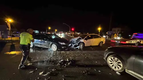 Ortaca'da trafik kilitlendi: Işıklı kavşakta üç araç birbirine girdi