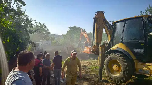 Afyonkarahisar'da korkutan yangın: Bin balya saman ve traktör küle döndü
