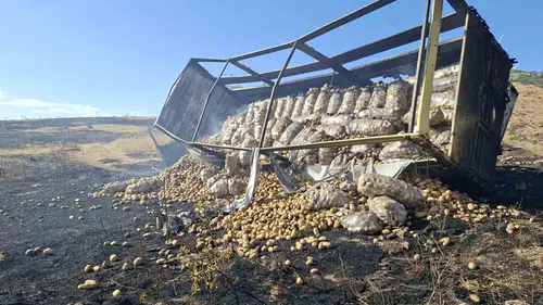 Sandıklı’da Korkutan Anlar: Patates Yüklü Kamyon Küle Döndü, Kuru Otlar Alev Aldı