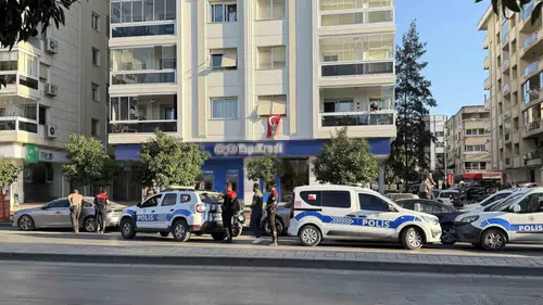 İzmir'de banka şubesinde panik anları: Polis ekipleri bölgeyi ablukaya aldı