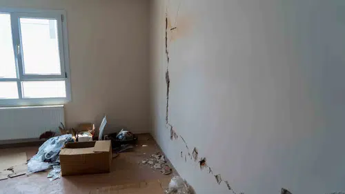 Turgutlu’da faciaya davetiye çıkaran bina: Temeli iki parça atılmış, kolonlar çatladı