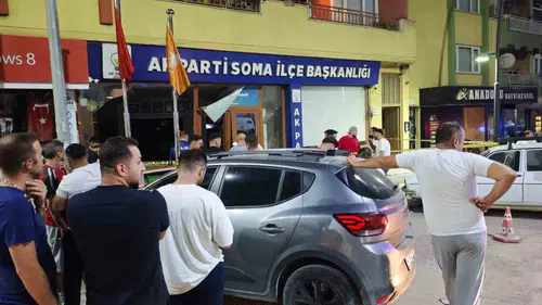 Soma'da Park Halindeki Otomobil Aniden Hızlandı: AK Parti Binasının İçinde Toplantı Salonuna Kadar Daldı