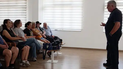 Efeler'de yeni dönem: Yaş almış bireyler için okul kapıları açılıyor