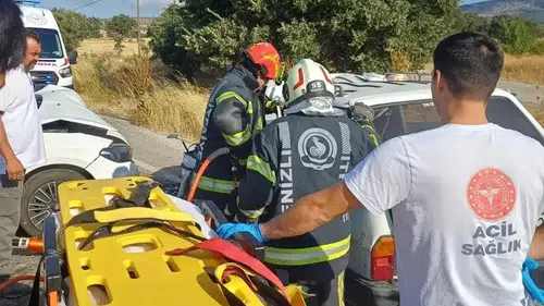 Denizli'de trafik dehşeti: İki araç birbirine girdi, 5 kişi hastanelik oldu
