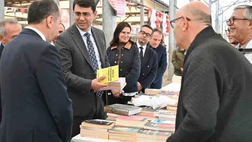 Uşak’ta edebiyat rüzgarı: Vali Kartal kitapseverlerle buluştu